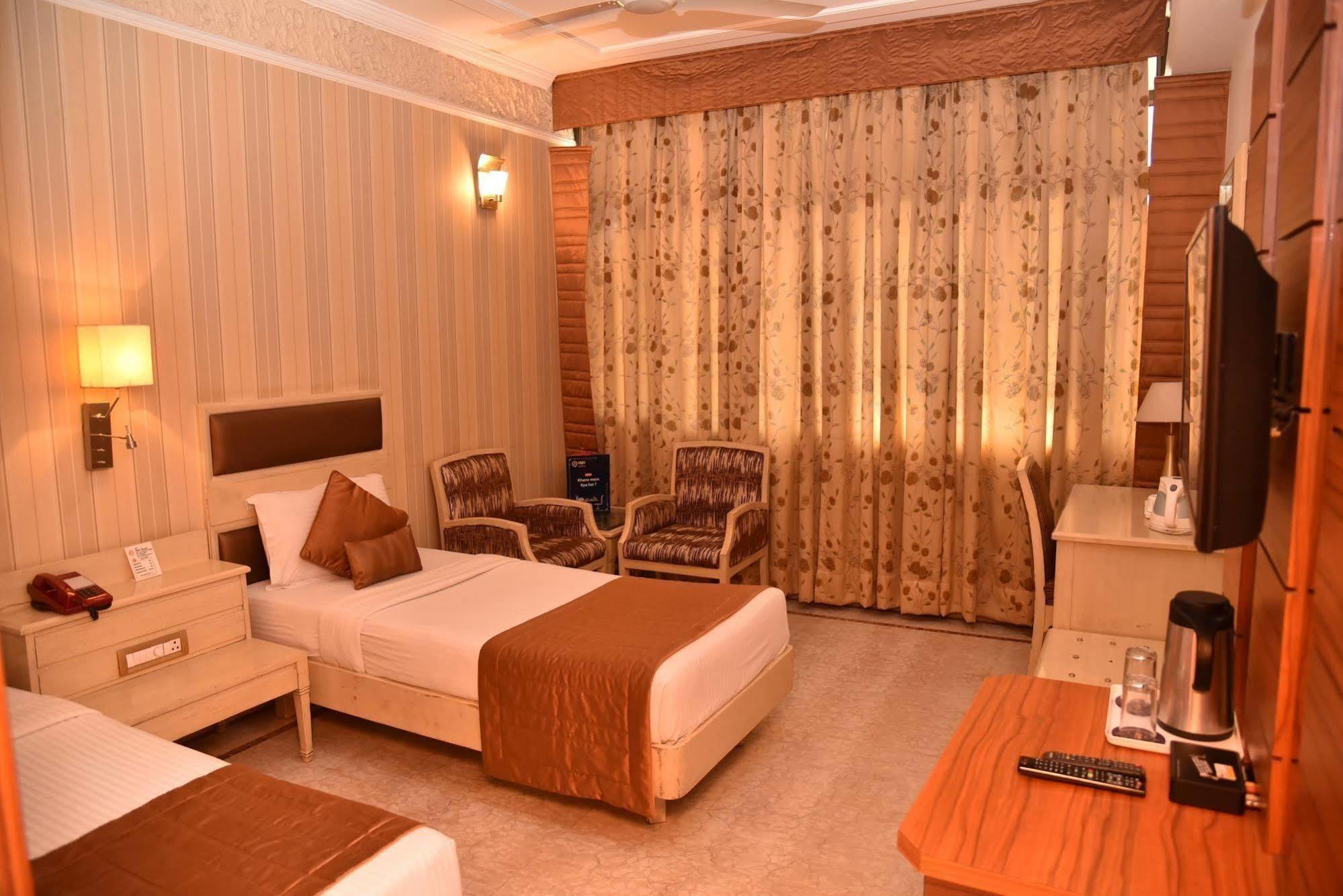 โฮเต็ล พาร์ค แกรนด์ Hotel จัณฑีครห์ ภายนอก รูปภาพ